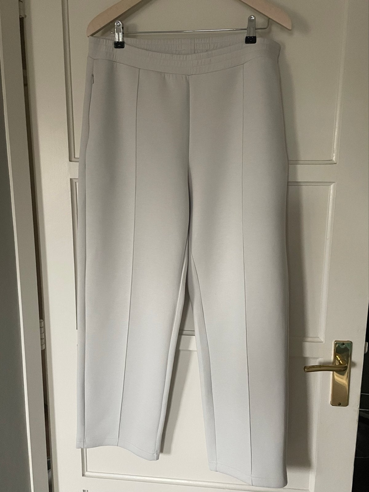 Weekday Lichtgrijze Joggingbroek maat L, Verzenden, Wit, Maat 42/44 (L), Zo goed als nieuw