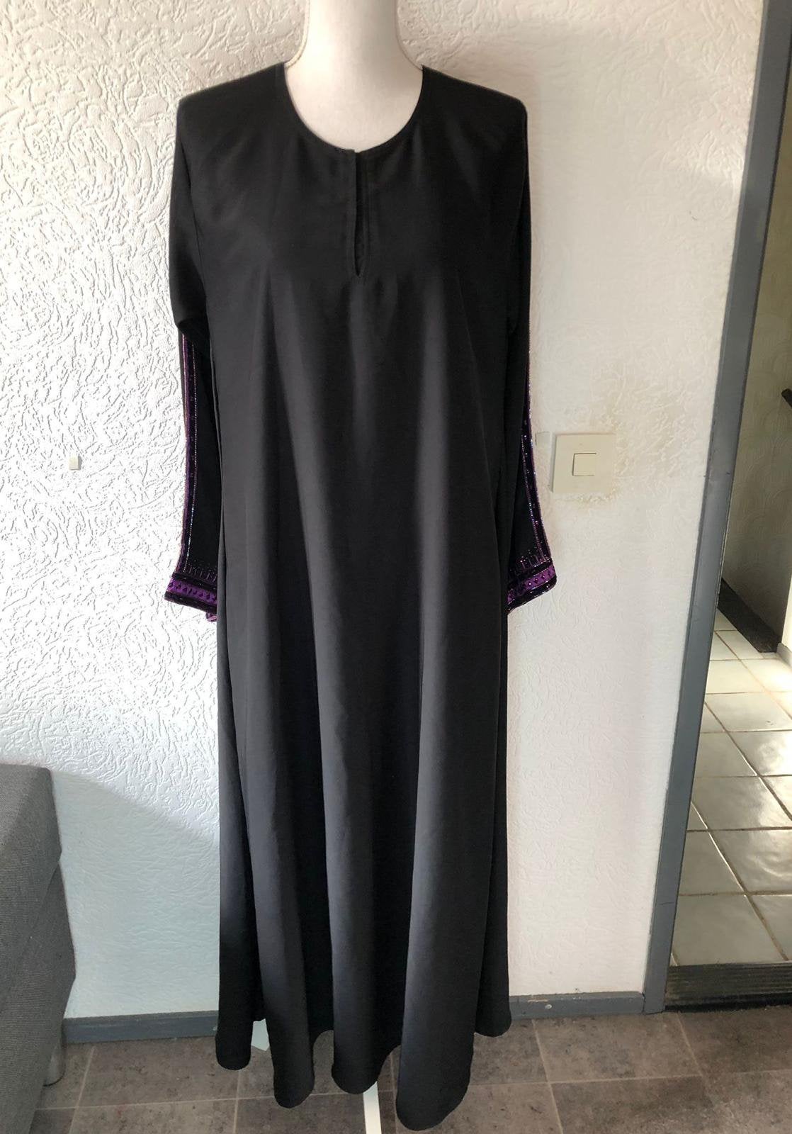 Maat L / XL - lange jurk met sjaal - werksel in paars, Kleding | Dames, Overige typen, Zwart, Maat 42/44 (L), Ophalen of Verzenden