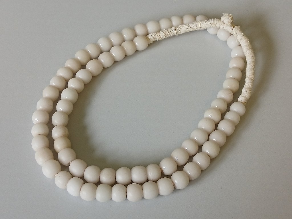 Kettingen met 'prosser' handelskralen, ca 1900 Trade beads, Antiek en Kunst, Wit, Sieraad, Afrika, Ophalen of Verzenden