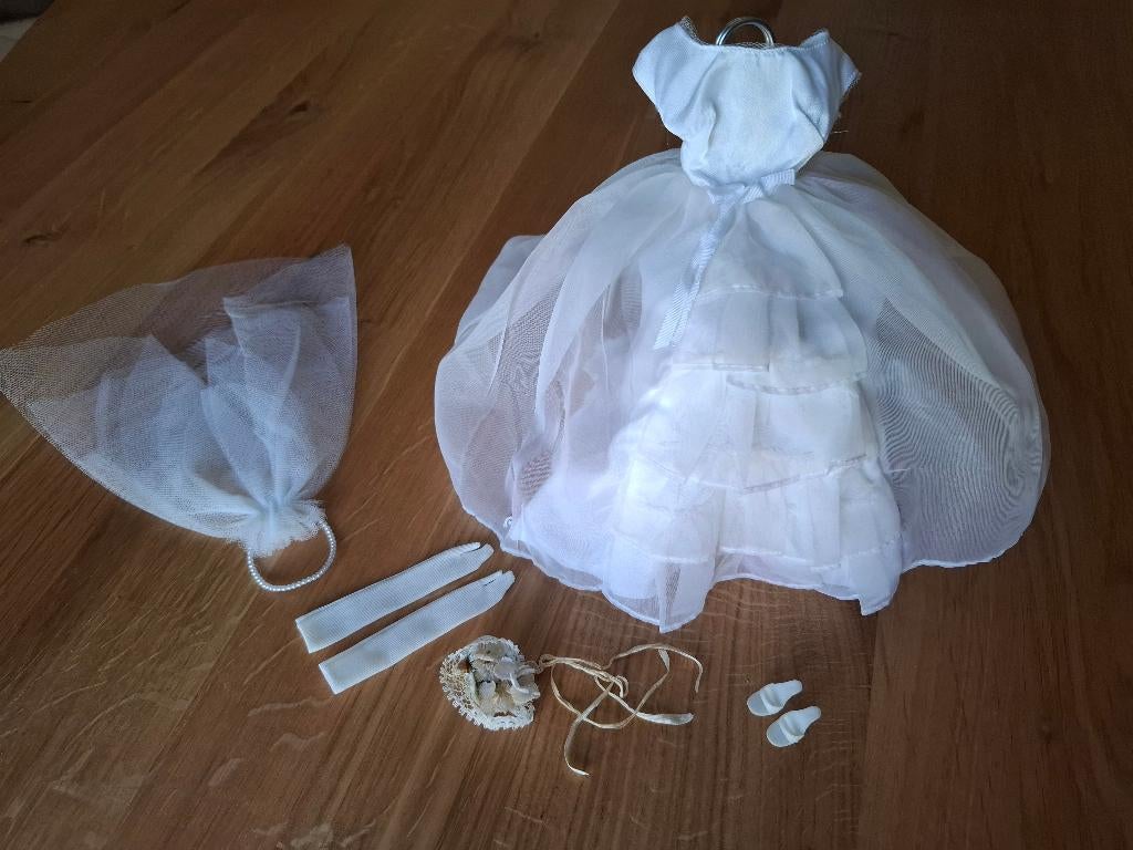 Barbie Bride's Dream # 947 * 1963, Verzamelen, Poppen, Ophalen of Verzenden, Zo goed als nieuw, Kleertjes