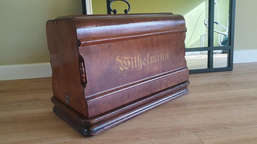 Prachtige Antieke Wilhelmina Naaimachine met Houten Kap, Antiek en Kunst, Antiek | Naaimachines, Ophalen of Verzenden