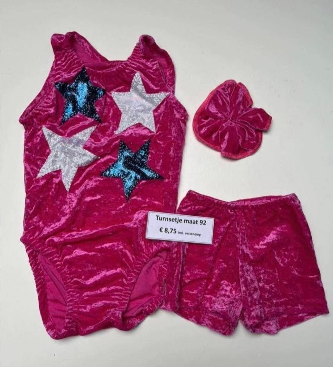 Roze Turnsetje Maat 92 met Sterren en Scrunchie, Sport en Fitness, Turnen, Nieuw, Ophalen of Verzenden, Roze, Kleiner dan kindermaat 122