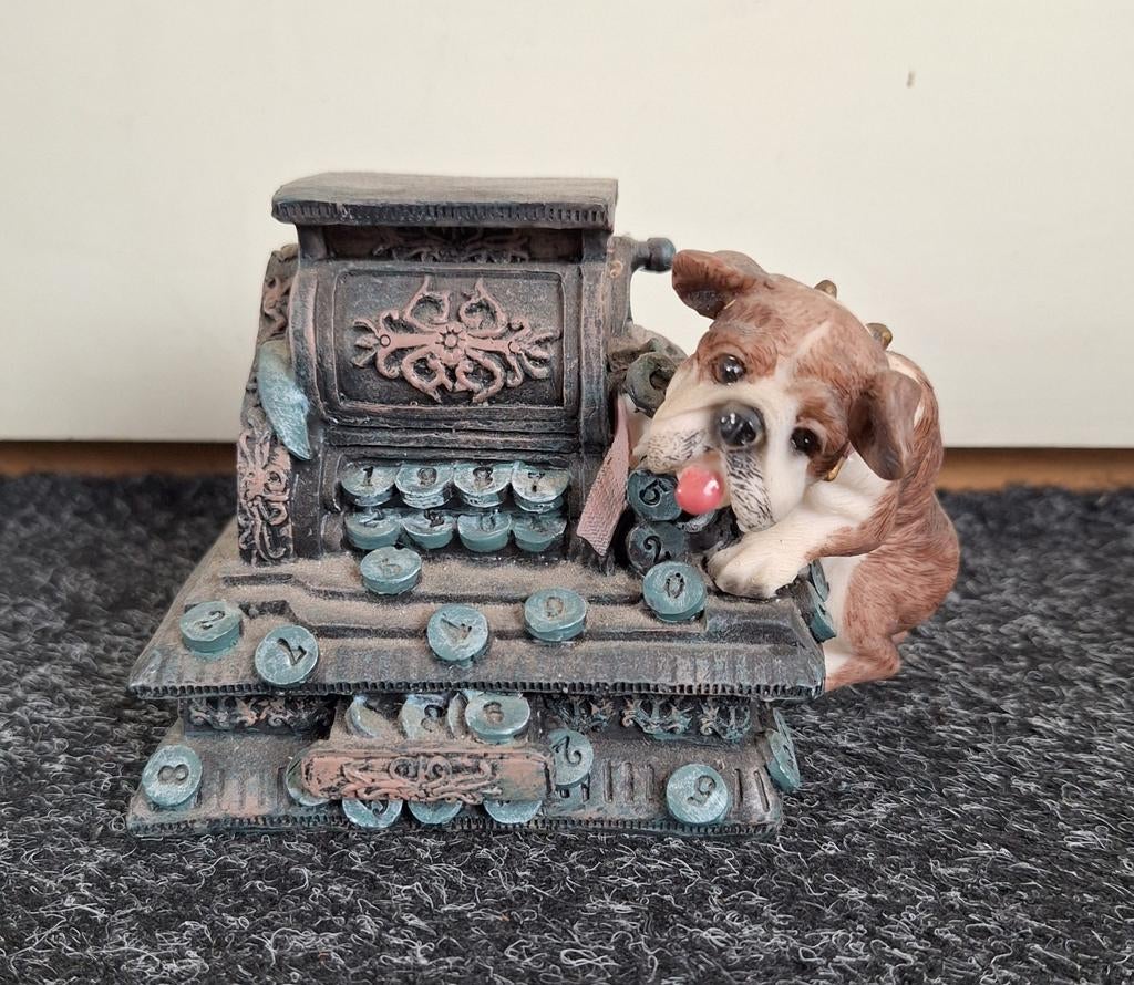 Spaarpot hond op typemachine, Verzamelen, Spaarpotten, Ophalen, Zo goed als nieuw, Overige materialen, Dier