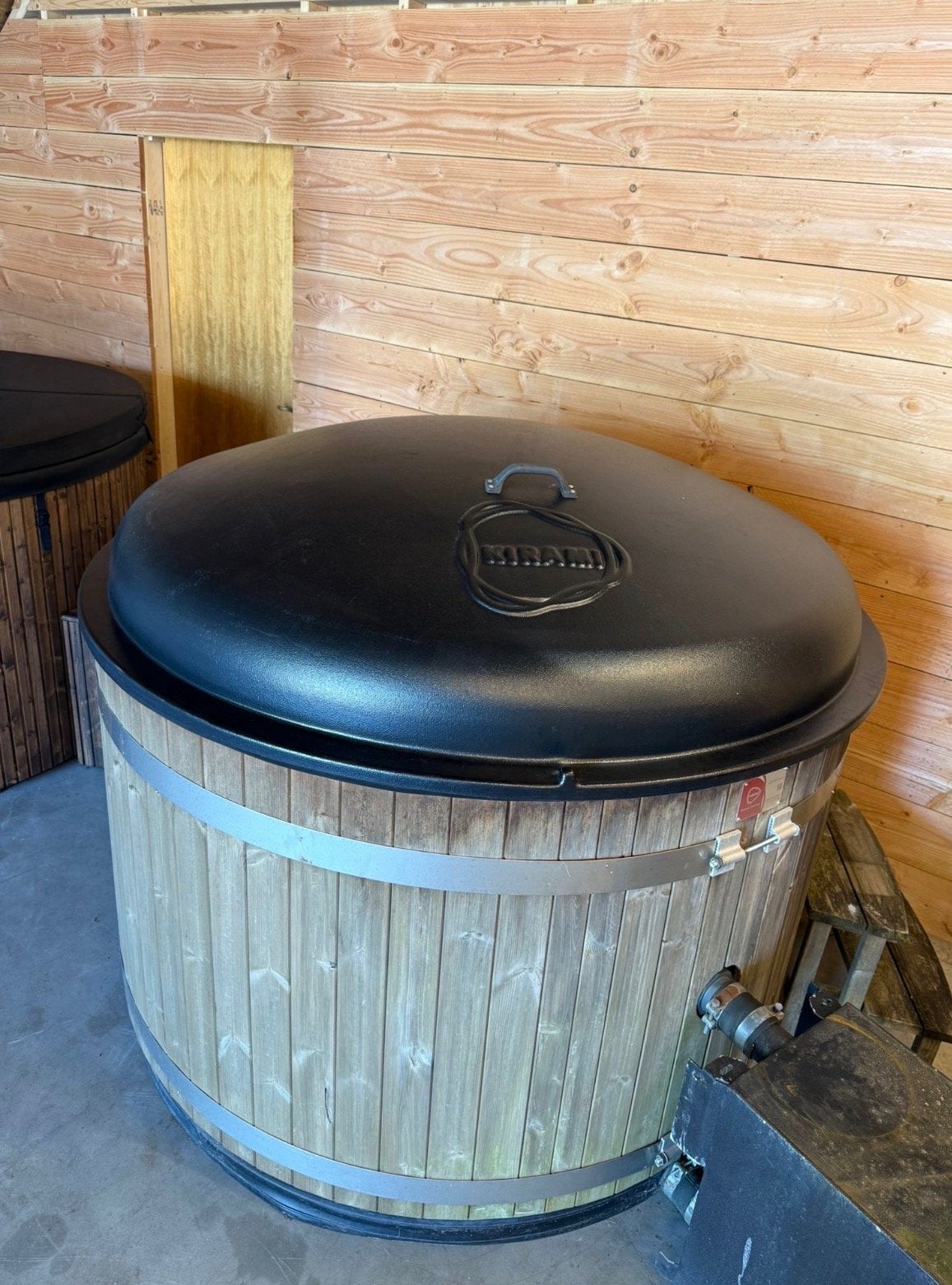 Kirami Hottub - Houten Buitenbad met Externe Kachel, Ophalen of Verzenden, Zo goed als nieuw, Afdekzeil, Vast