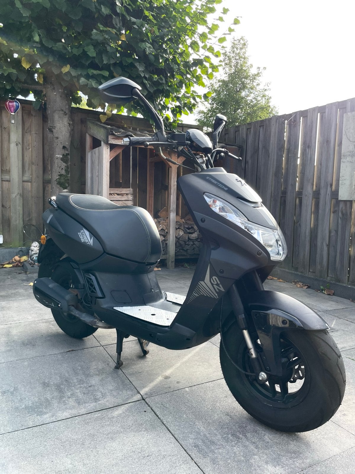 Peugeot Kisbee Streetzone – 2024 – 5.173 km, Ophalen, Gebruikt, Overige modellen, Benzine