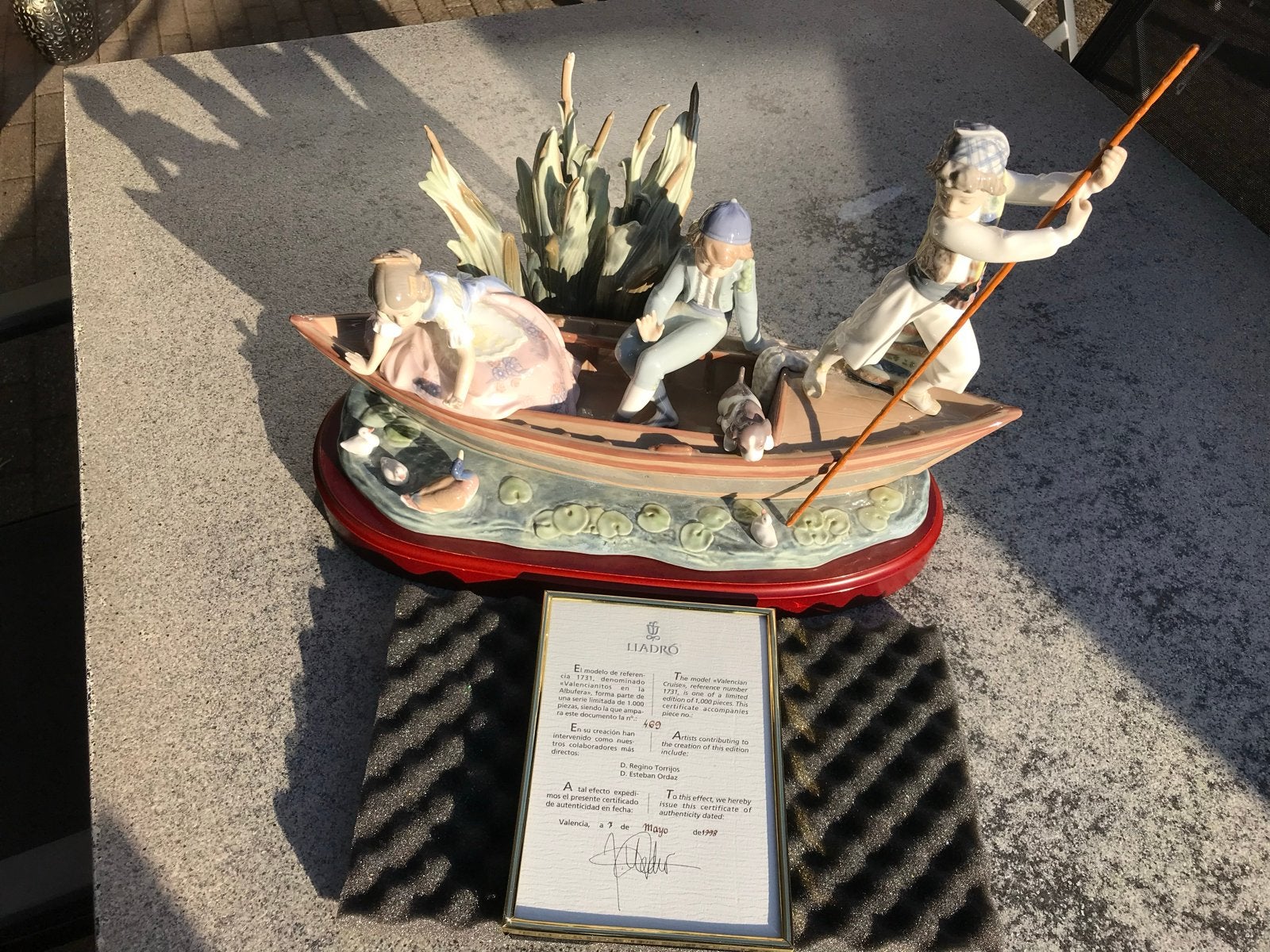 Lladro Porseleinen Beeld: Kinderen in Boot met Hond en Eende, Groep mensen, Ophalen of Verzenden, Handgemaakt, 20 - 50 cm