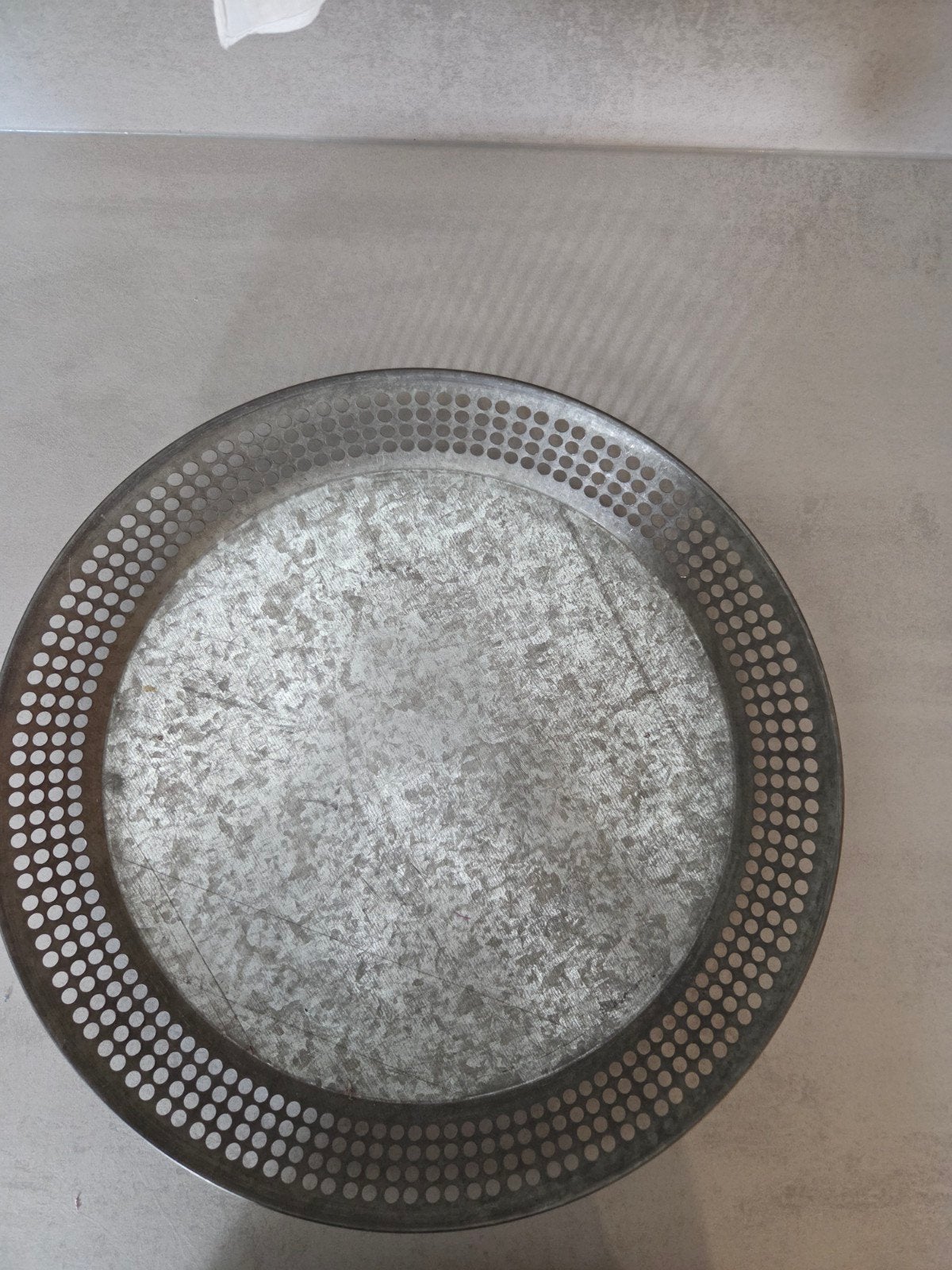 Rond metalen dienblad met geperforeerde rand, Ophalen, Gebruikt, Met opstaande rand, Rond