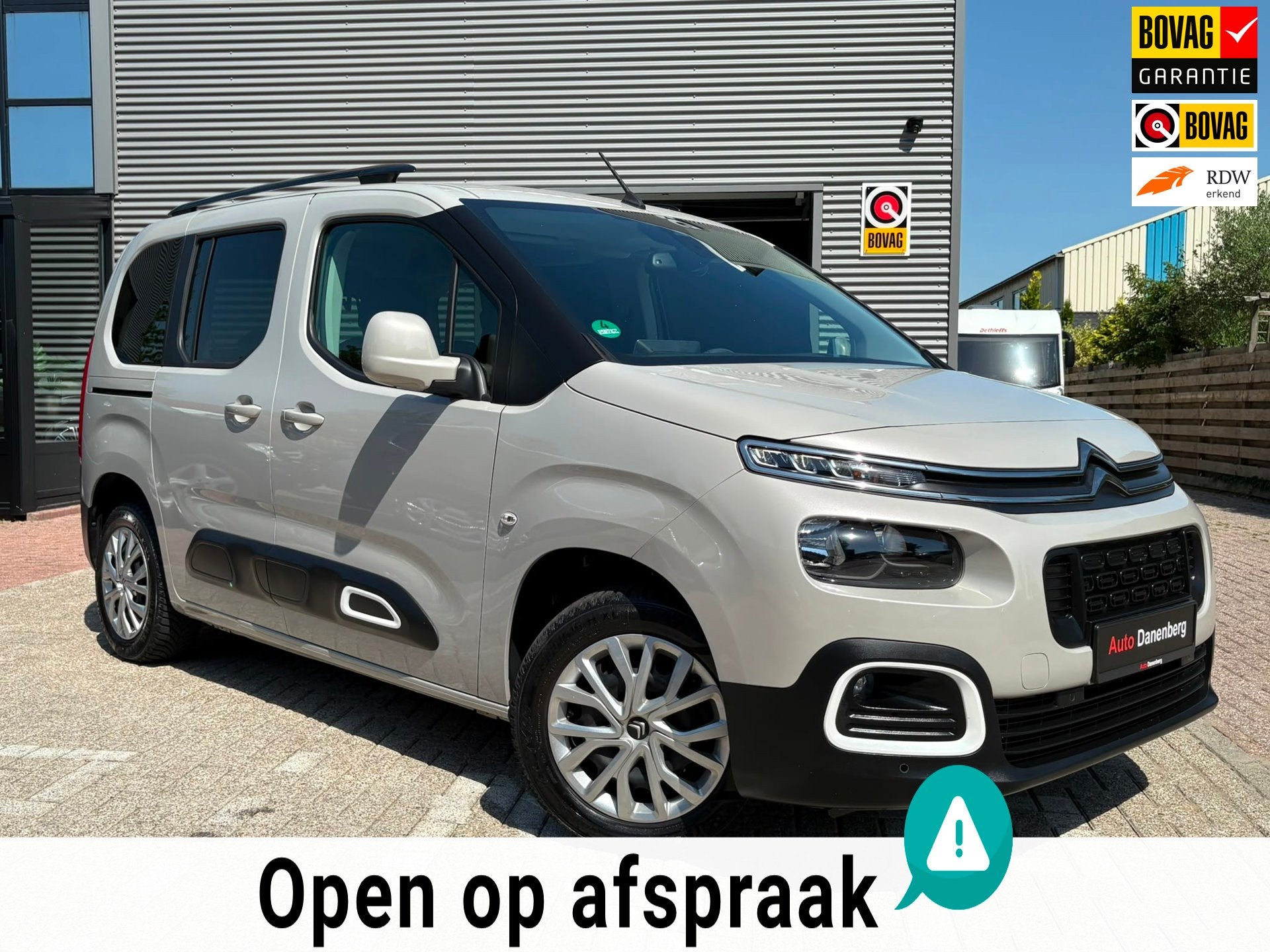 Citroen Berlingo 1.2 PureTech Shine AUTOMAAT,CAMERA,Car-play, Auto's, Zwart, 1298 kg, Origineel Nederlands, Nieuw
