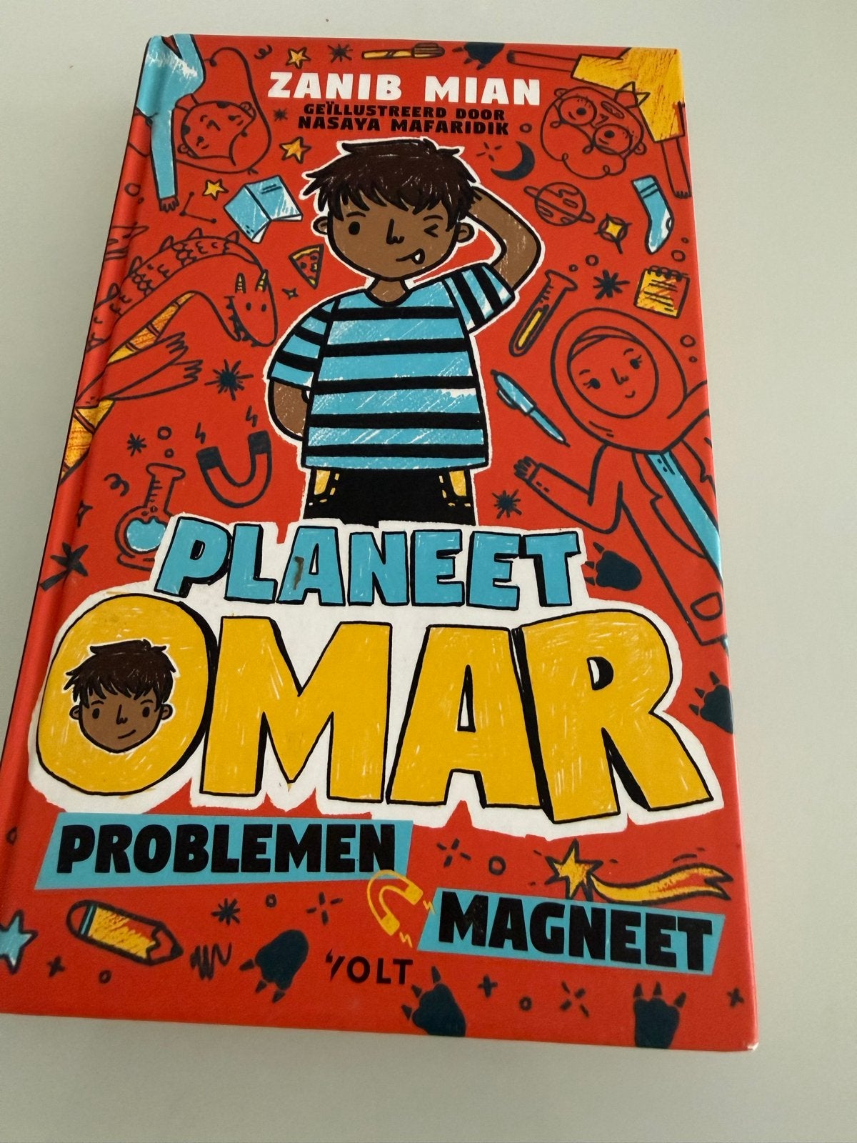 Planeet Omar: Problemen Magneet - Zanib Mian, Boeken, Ophalen of Verzenden, Zo goed als nieuw, Fictie