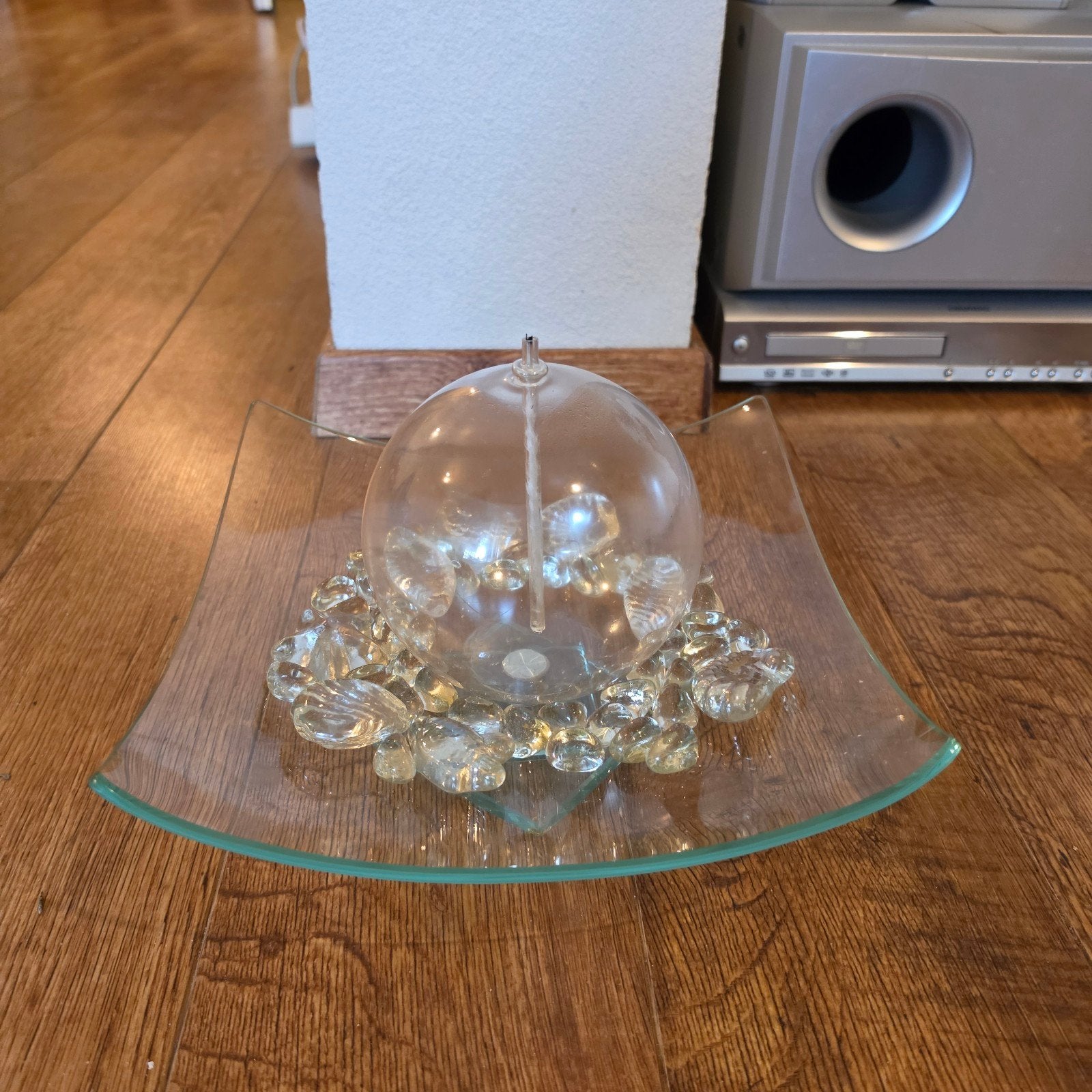 Olie lamp op voet met glazen steentjes als decoratie, Ophalen