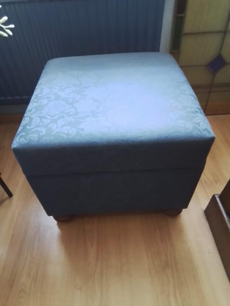 Stoffen poef 4stuks,,  15euro per stuk.    Laura ashley stof, Ophalen, Gebruikt, Klassiek, Modern, Praktisch, Stof