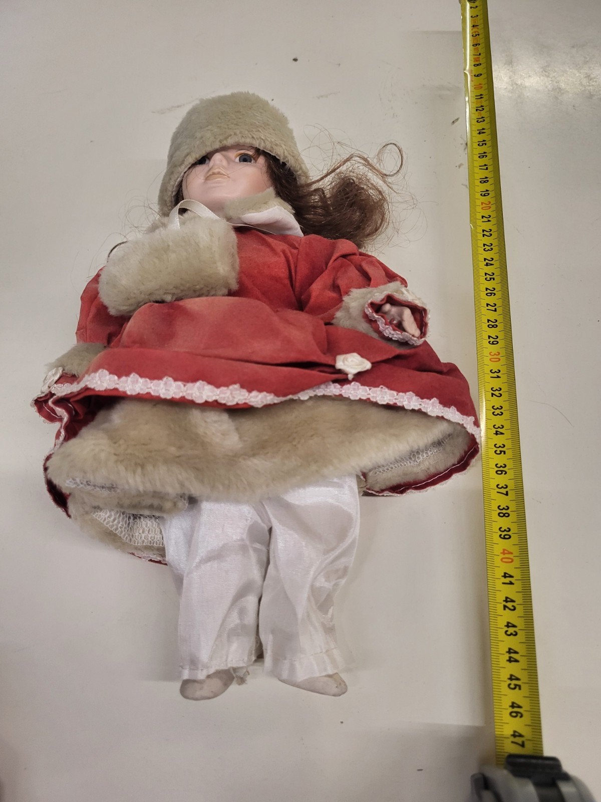 Porceleinen Pop met rode jurk, Gebruikt, Kringloop Laares, Ophalen of Verzenden, Minkmaatstraat 126
