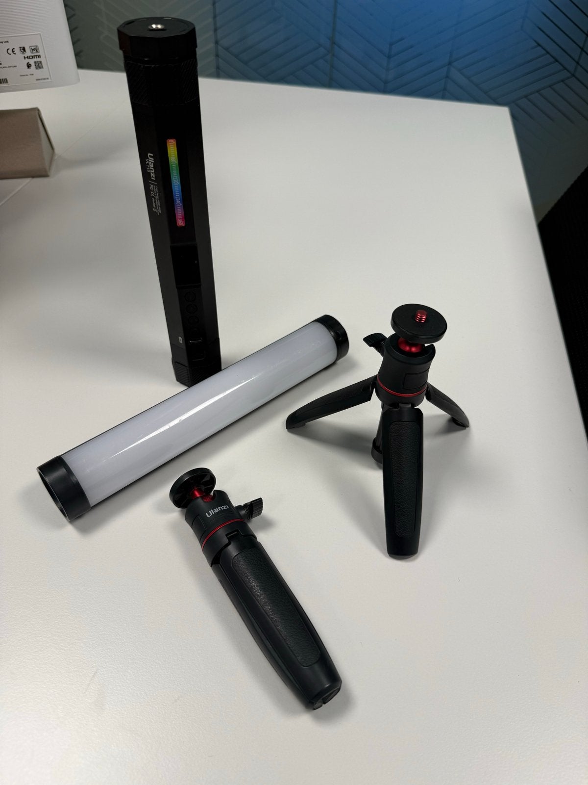 Ulanzi VL110 RGB Tube Light + Ulanzi Mini Statief, Audio, Tv en Foto, Fotografie | Statieven en Balhoofden, Overige merken, 125 cm of minder