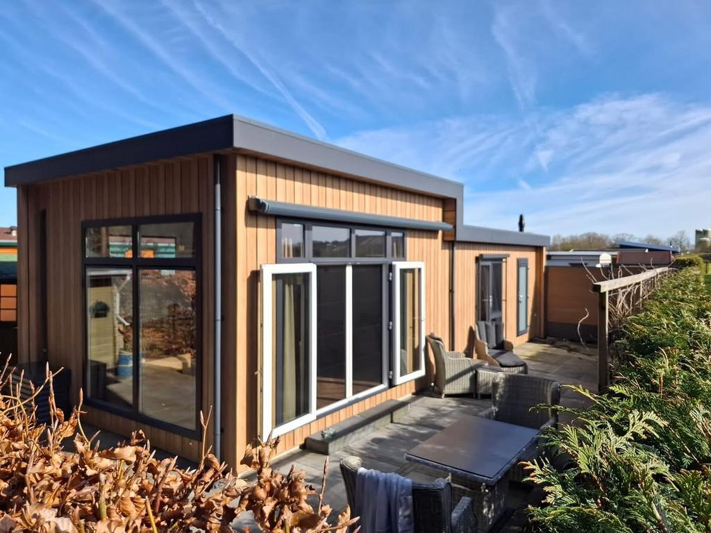 Luxe chalet op camping Jacobushoeve in Stroe, Caravans en Kamperen, Stacaravans, Tot en met 2
