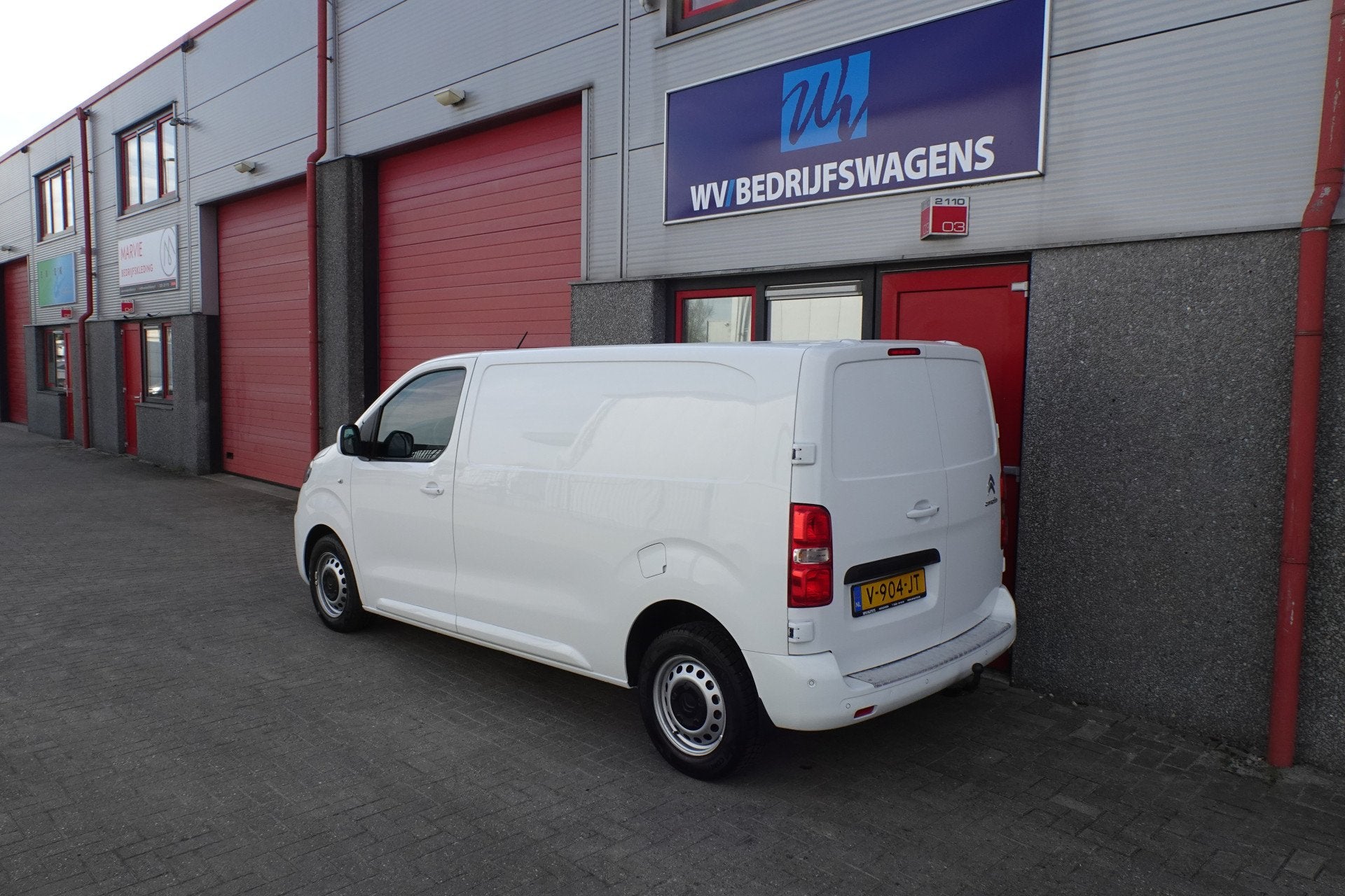 Citroën Jumpy 2.0 BlueHDI 120 Club M S&S 3 zits navi camera, Voorwielaandrijving, Dealer onderhouden, 1588 kg, Gebruikt