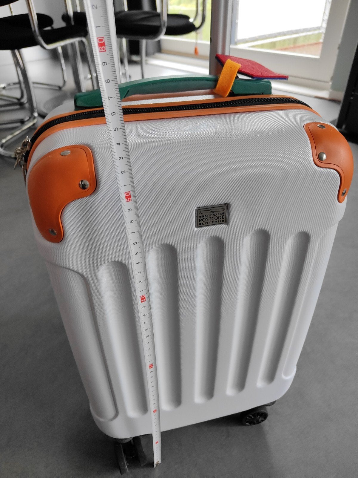 Witte koffer met oranje accenten en wieltjes, Ophalen, Wit, Zo goed als nieuw, 35 tot 55 cm