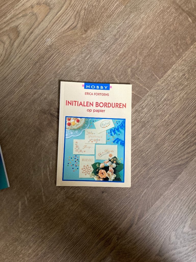 Initialen borduren op papier Erica Fortgens, Ophalen of Verzenden, Overige onderwerpen