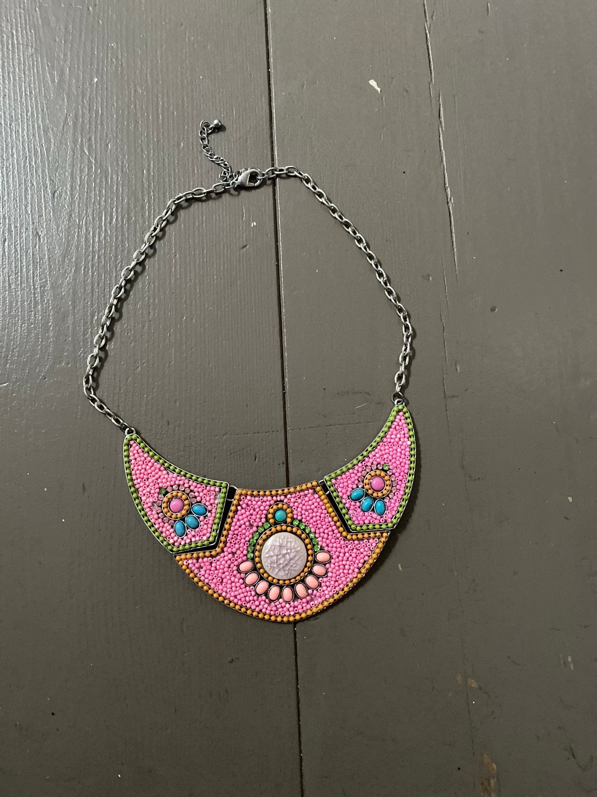 Roze kralenketting met etnische hanger, Sieraden, Tassen en Uiterlijk, Gebruikt, Ophalen of Verzenden, Roze, Overige materialen