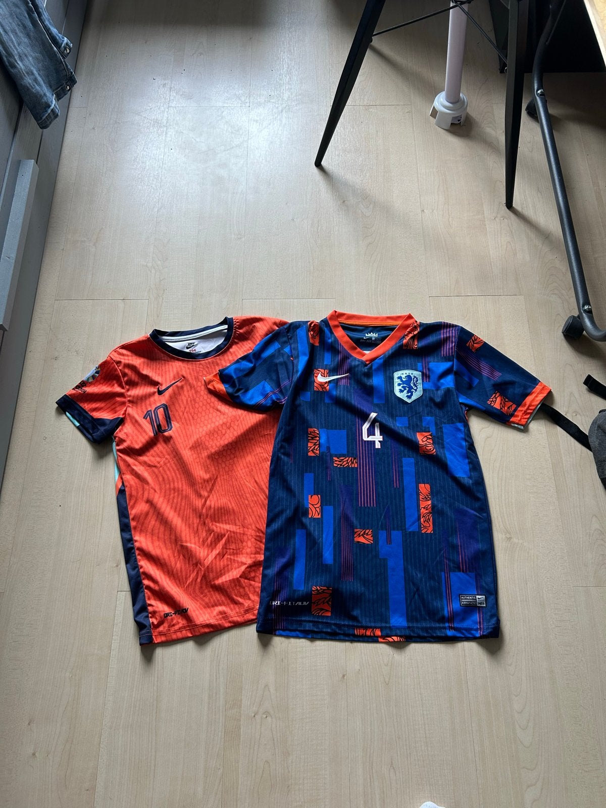 Nederlands Elftal voetbaltenues (2 stuks) met broekjes, Meerkleurig, Ophalen of Verzenden, Zo goed als nieuw, Voetbal