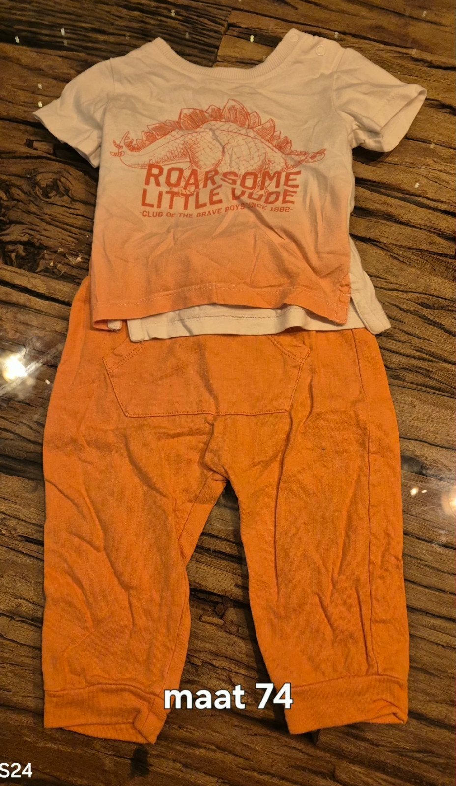 Stoere jongens set: T-shirt met dino en oranje broek, Kinderen en Baby's, Babykleding | Maat 74, Ophalen of Verzenden, Gebruikt