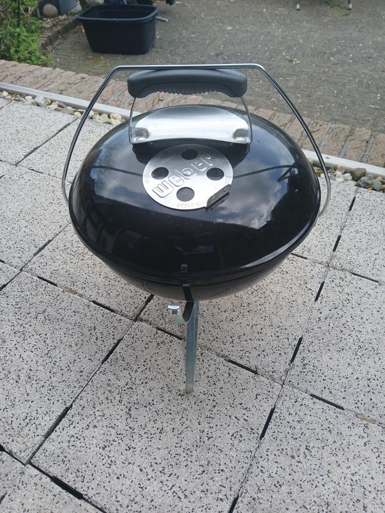 Kleine Weber bbq meee te nemen of voor op de camping., Tuin en Terras, Houtskoolbarbecues, Ophalen, Zo goed als nieuw