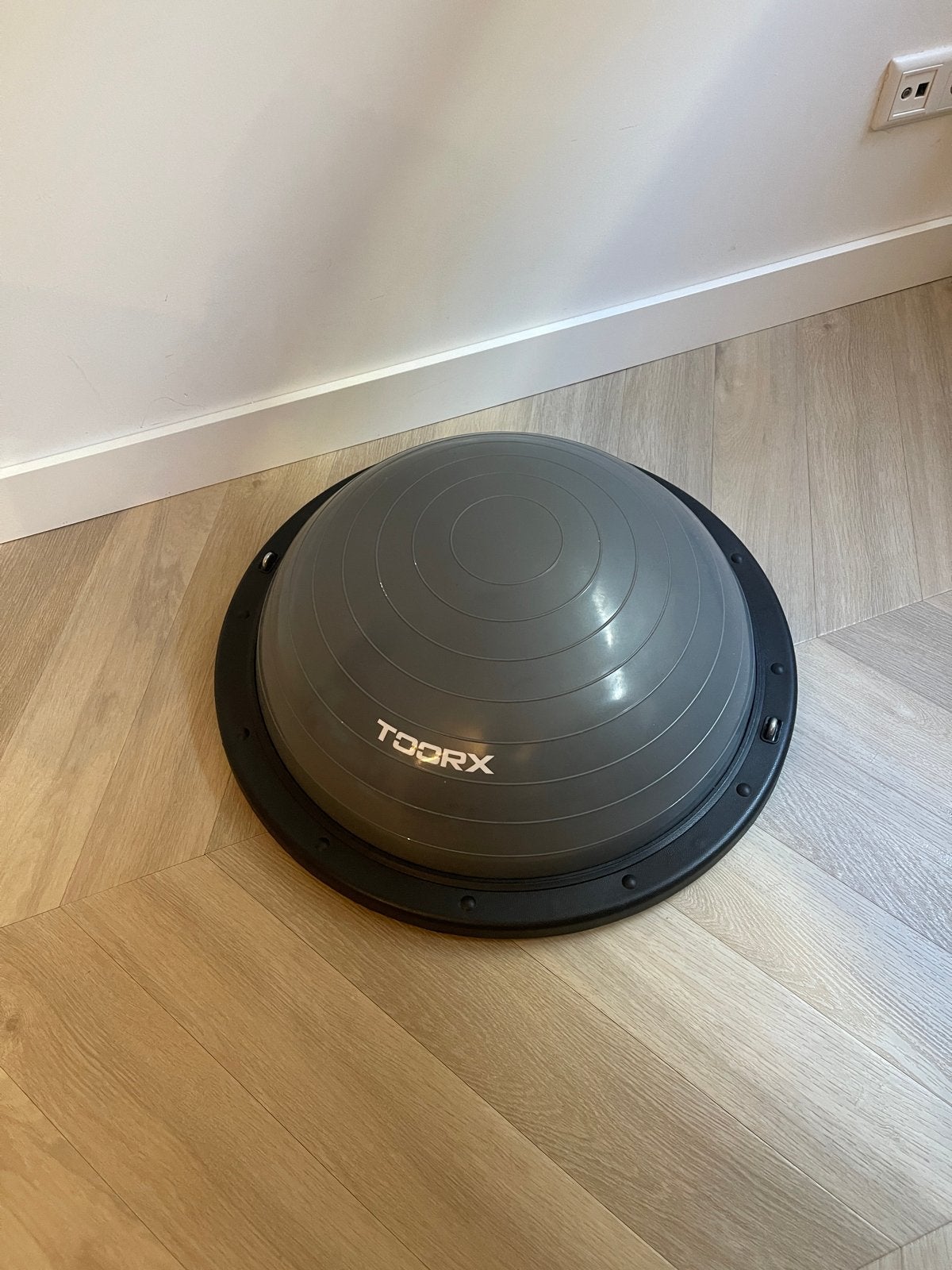 TOORX Balansbord / Bosu Bal - Grijs, Sport en Fitness, Fitnessmaterialen, Ophalen, Gebruikt, Benen, Balansbord