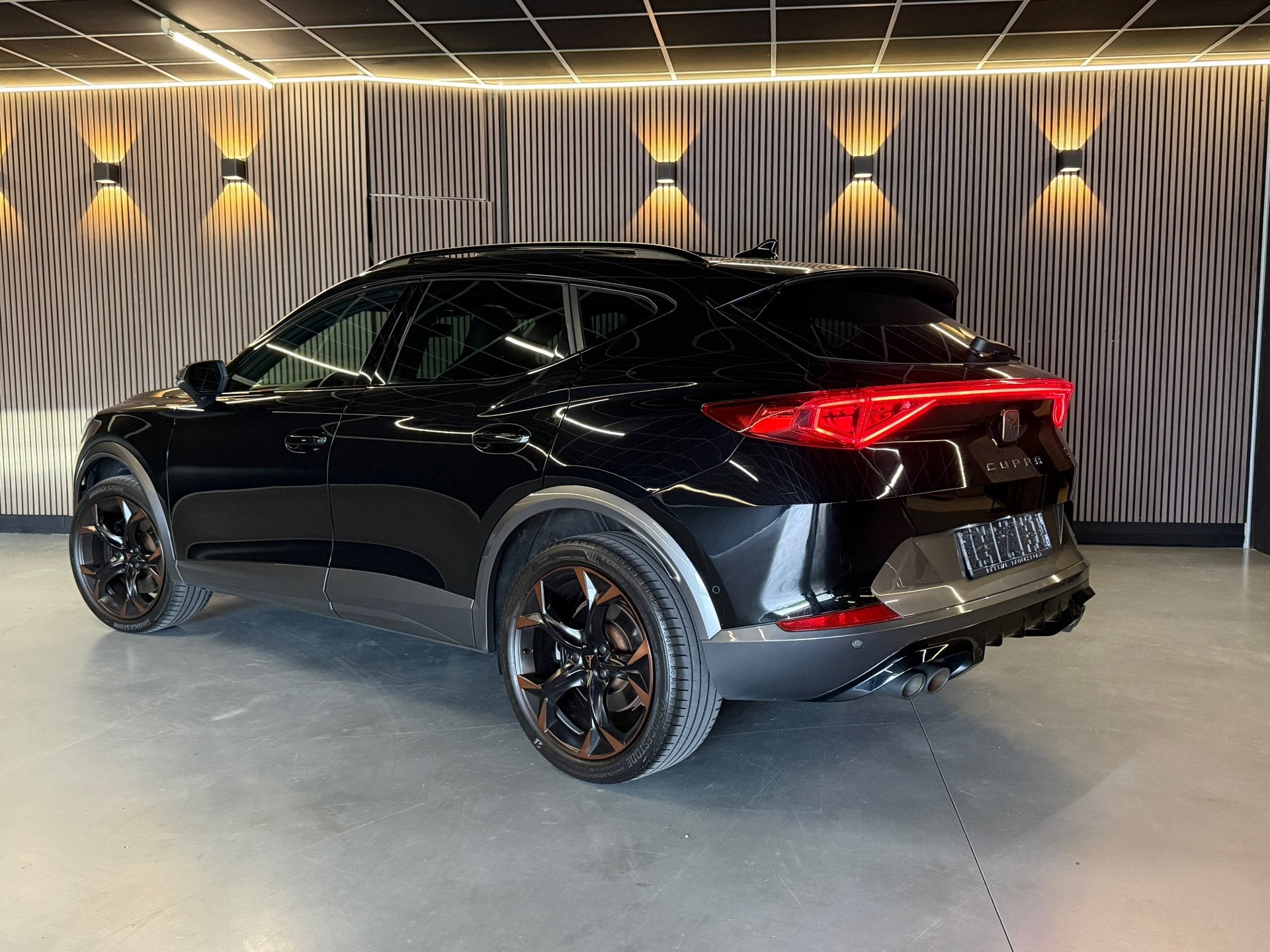 Cupra FORMENTOR Cupra Formentor 2.0 TSI 4DRIVE Pano|Beats|CA, Auto's, Cupra, 4 cilinders, Leder en Stof, Zwart, 1526 kg