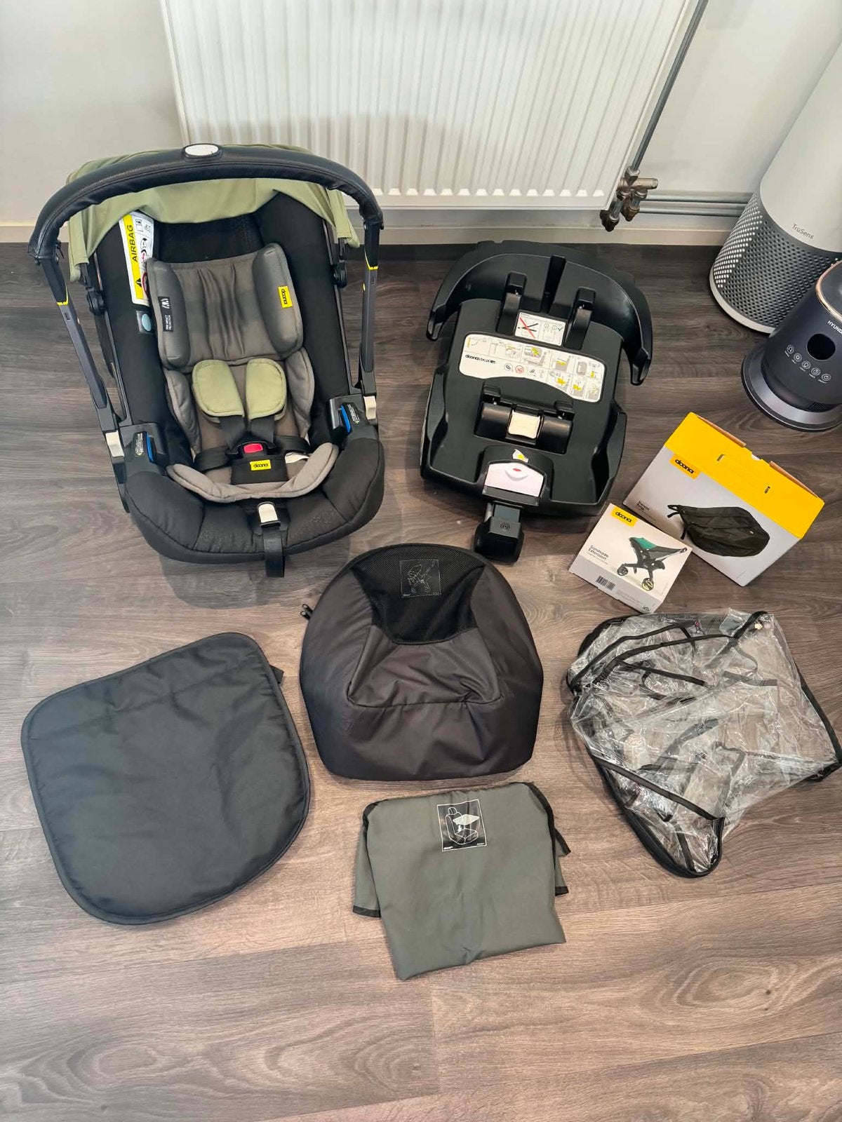 Doona autostoel en kinderwagen 2-in-1 met Isofix base, Slaapstand, Zo goed als nieuw, Isofix, 0 t/m 13 kg