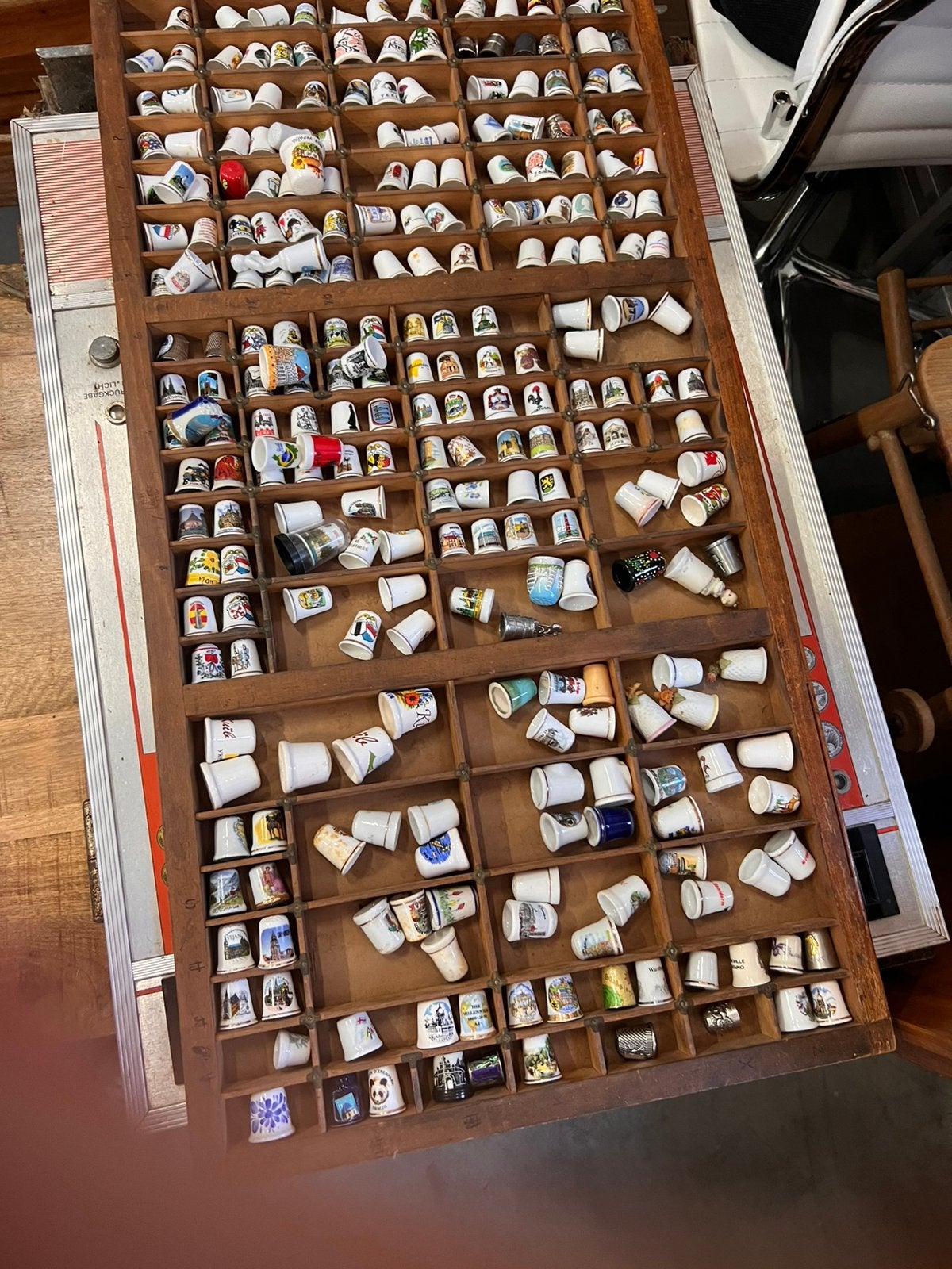 Grote verzameling 250 vingerhoedjes in oude letterbak, Verzamelen, D, Ophalen of Verzenden, Zo goed als nieuw, D