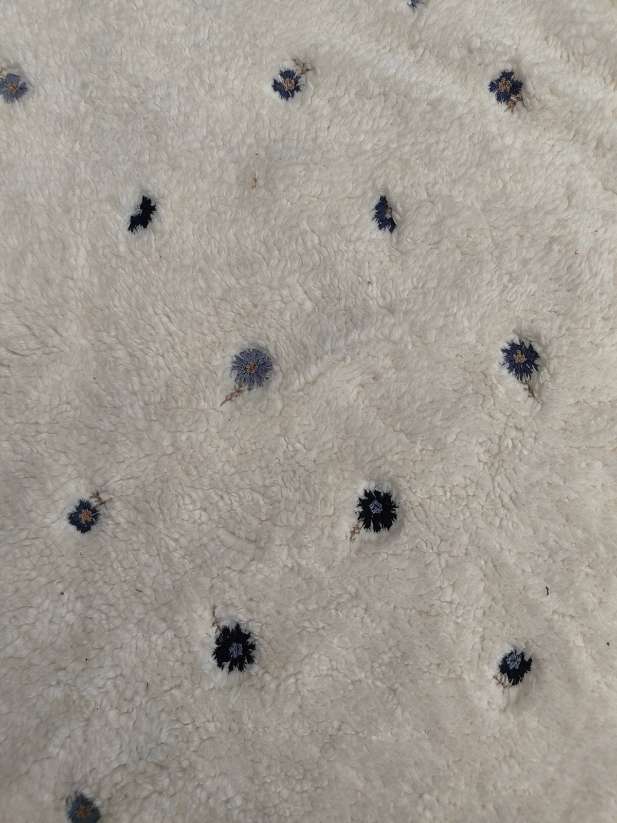 Teddy met geborduurde bloemetjes, 120 cm of meer, Nieuw, Ophalen of Verzenden, Katoen