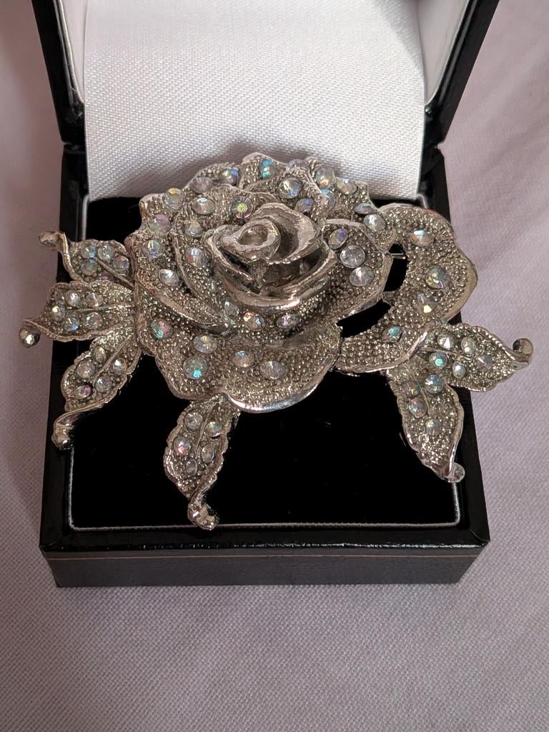 Elegante Zilverkleurige Broche Roos met Strass, Overige materialen, Ophalen of Verzenden, Zo goed als nieuw, Zilver