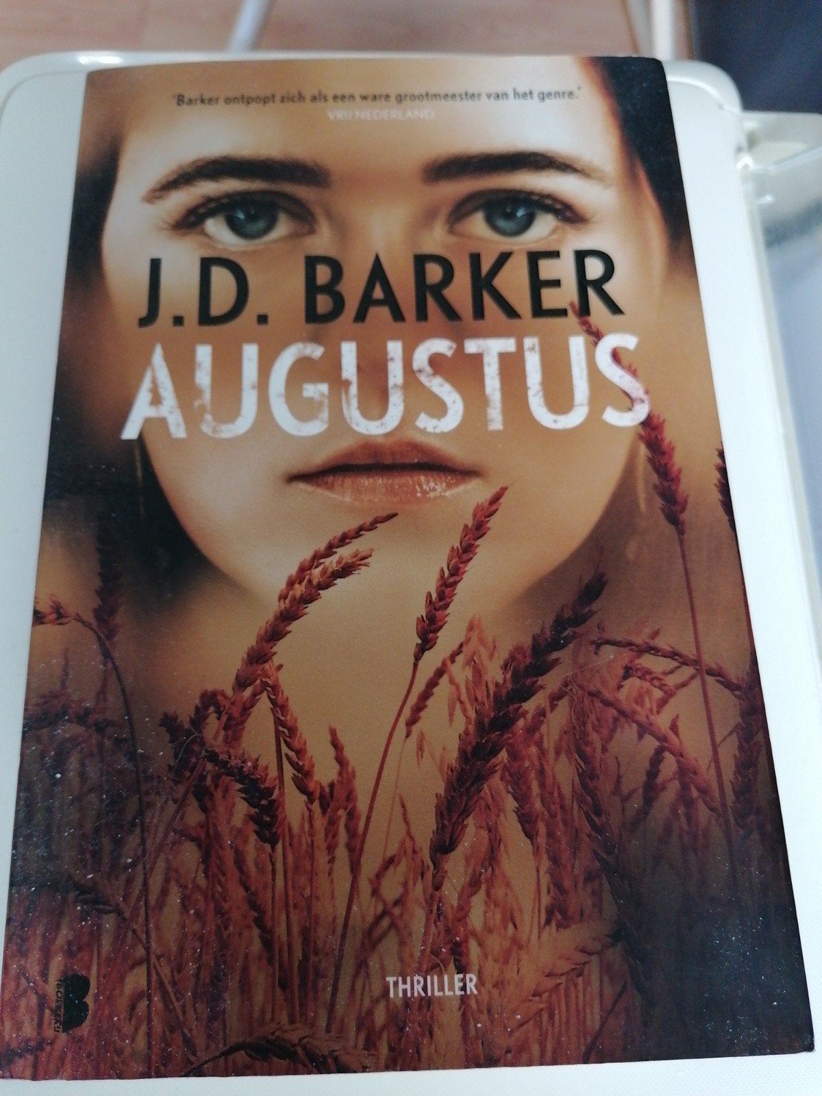 J.D. Barker - Augustus, Boeken, Ophalen of Verzenden, Zo goed als nieuw, J.D. Barker