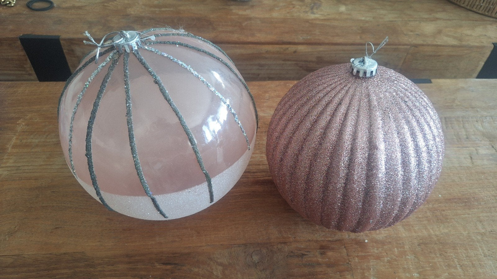 2 hele grote roze kerstballen, Ophalen of Verzenden, Gebruikt