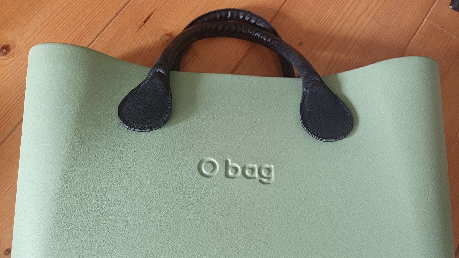 O-bag handtas in mintgroen met zwarte hengsels, Ophalen of Verzenden, Zo goed als nieuw, Zwart, Handtas