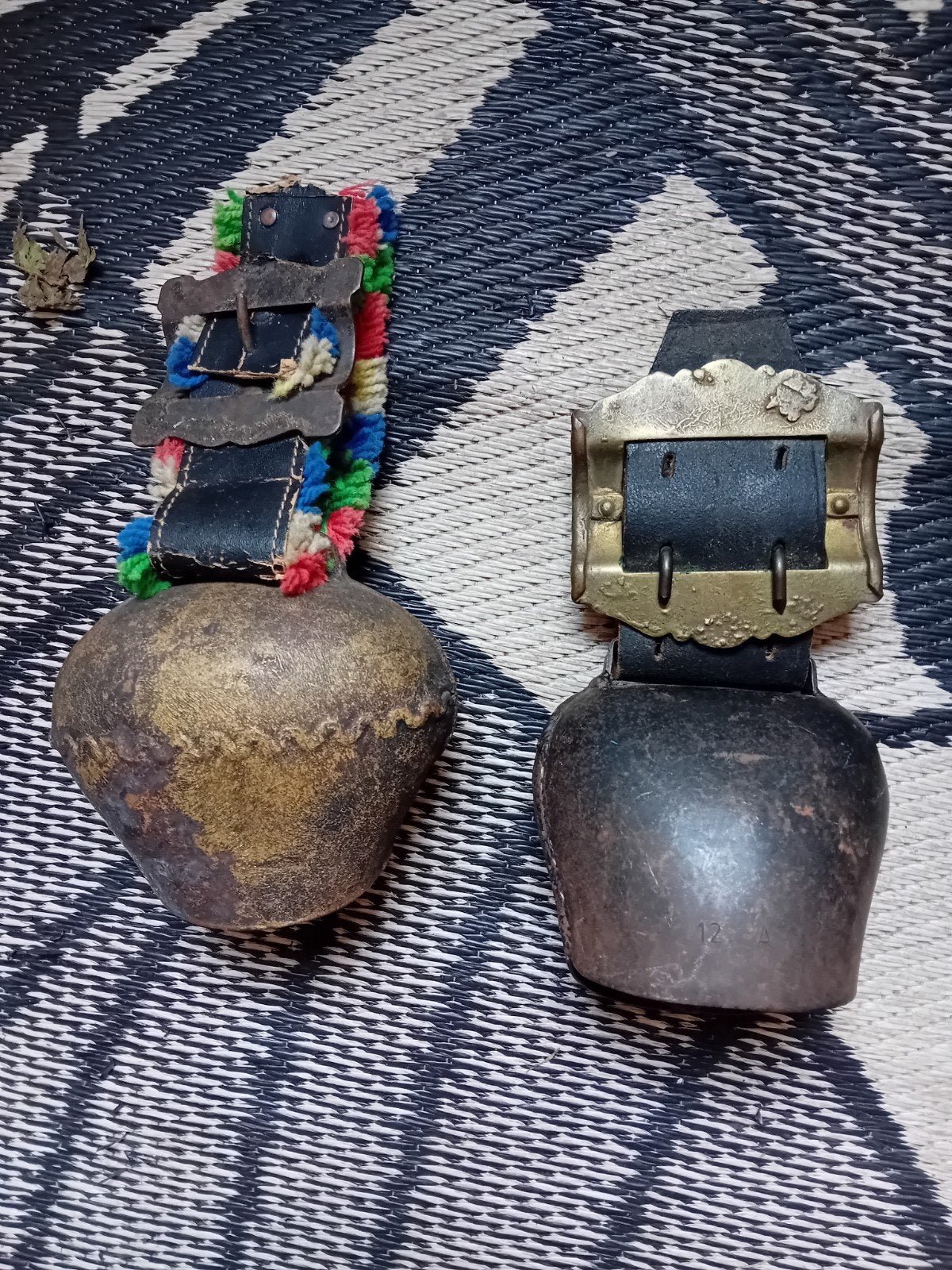 2 Antieke Bellen met Riemen - Decoratief en Authentiek, Ophalen of Verzenden