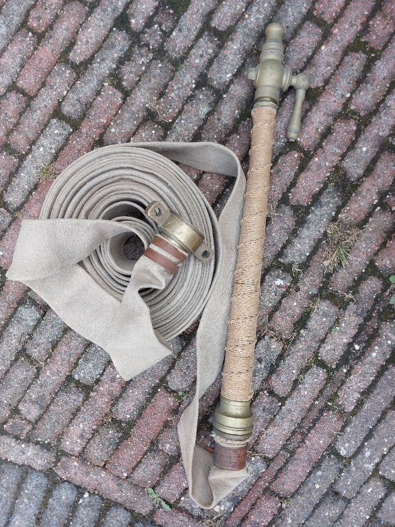 Brandweerspuit antiek met slang, Ophalen