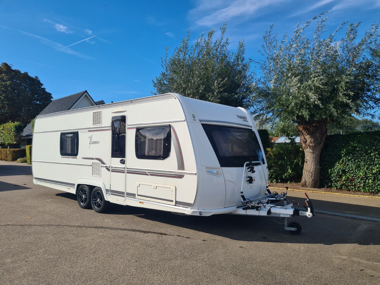 Fendt Tendenza 650 ( QUEENSBED, inclusief ruime badkamer ), Caravans en Kamperen, Oven, Rondzit, 7 tot 8 meter, Bedrijf