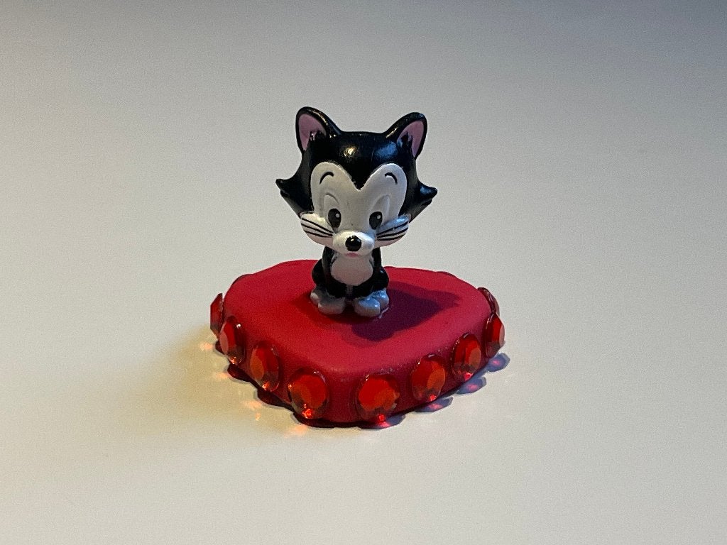 Disney pinocchio - beeldje - figaro op hartje, Verzamelen, Disney, Ophalen of Verzenden, Peter Pan of Pinokkio, Zo goed als nieuw