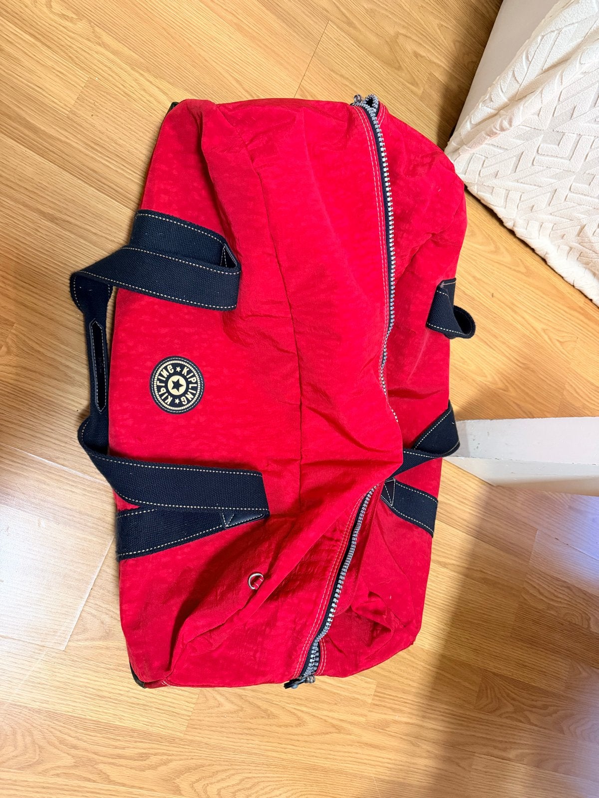 Kipling Rode Reiskoffer met Wieltjes en Uitschuifbare Handgr, Ophalen, 50 tot 60 cm, Zo goed als nieuw, Zacht kunststof
