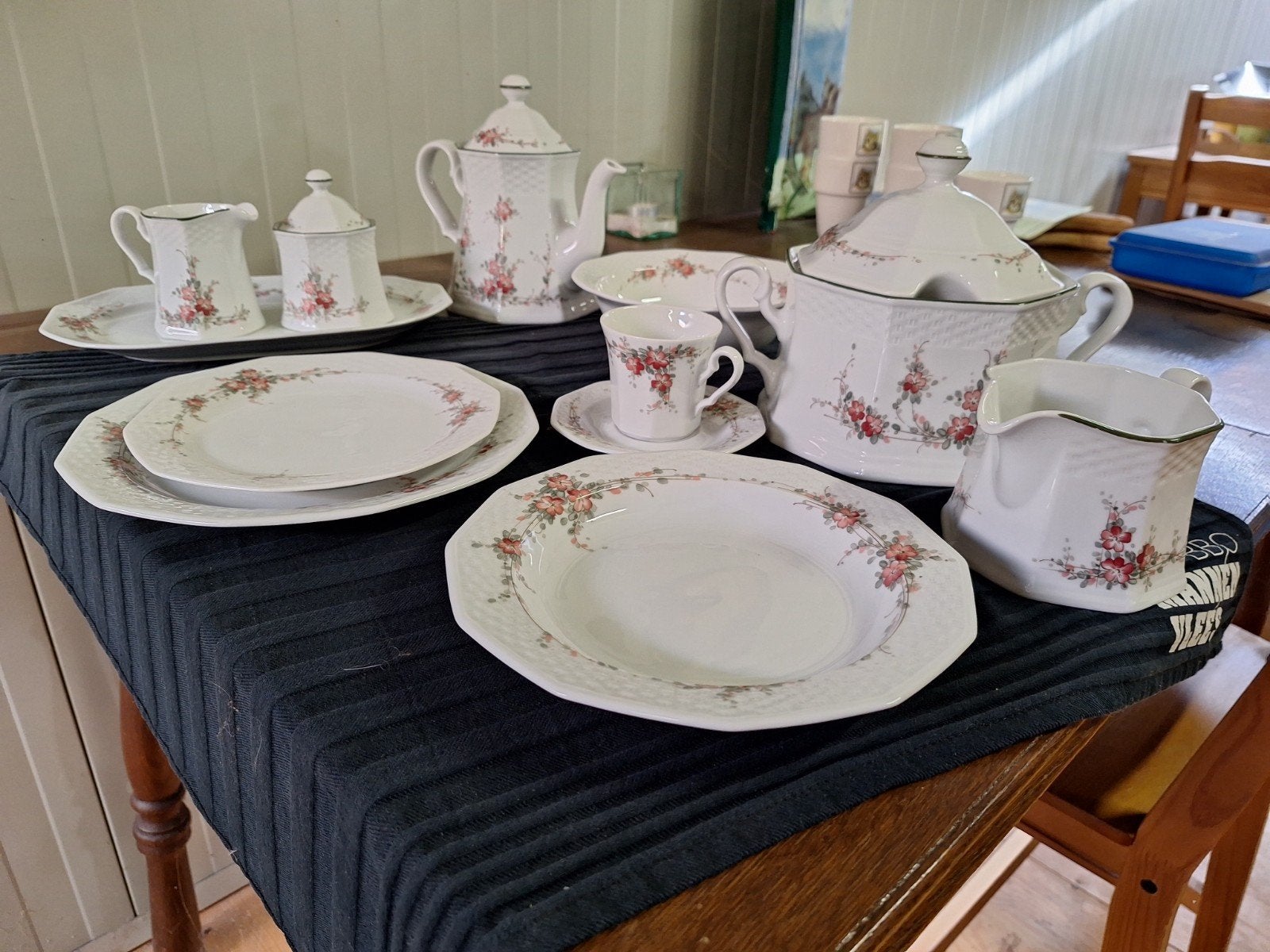 6-delig servies met bloemmotief (3 koffiekopjes), Gebruikt, Ophalen of Verzenden, Compleet servies, Klassiek