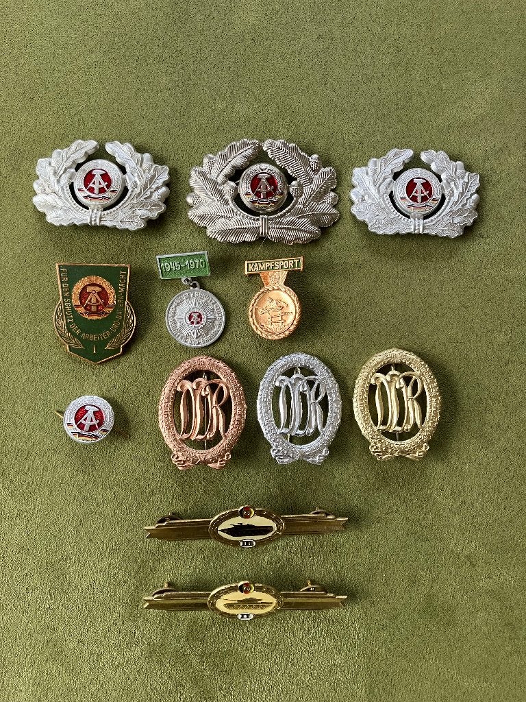 DDR militaria lot, Ophalen of Verzenden, Landmacht, Duitsland, Embleem of Badge