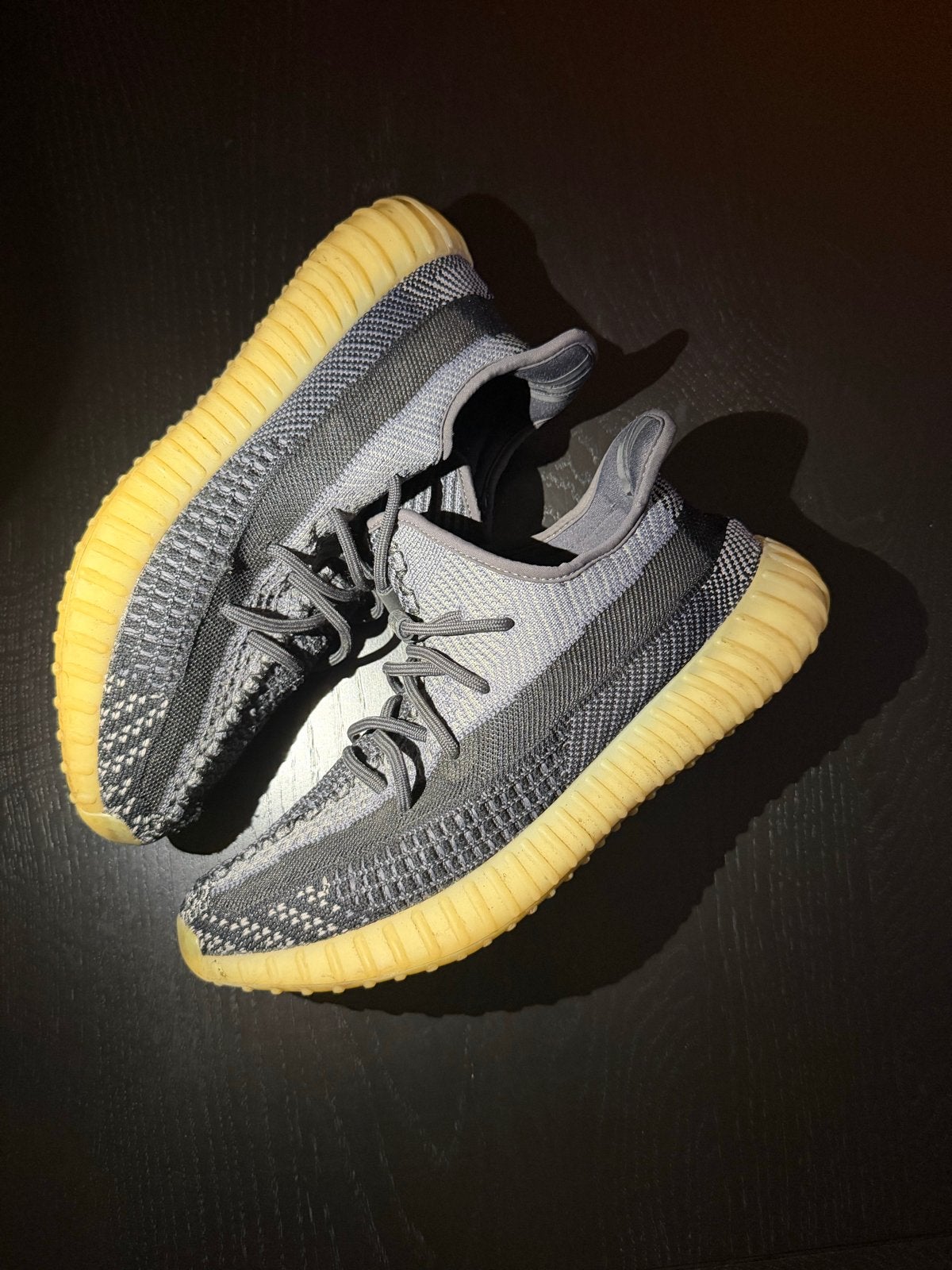Adidas Yeezy Boost 350 V2 Carbon - Maat 44, Blauw, Ophalen of Verzenden, Sneakers of Gympen, Zo goed als nieuw