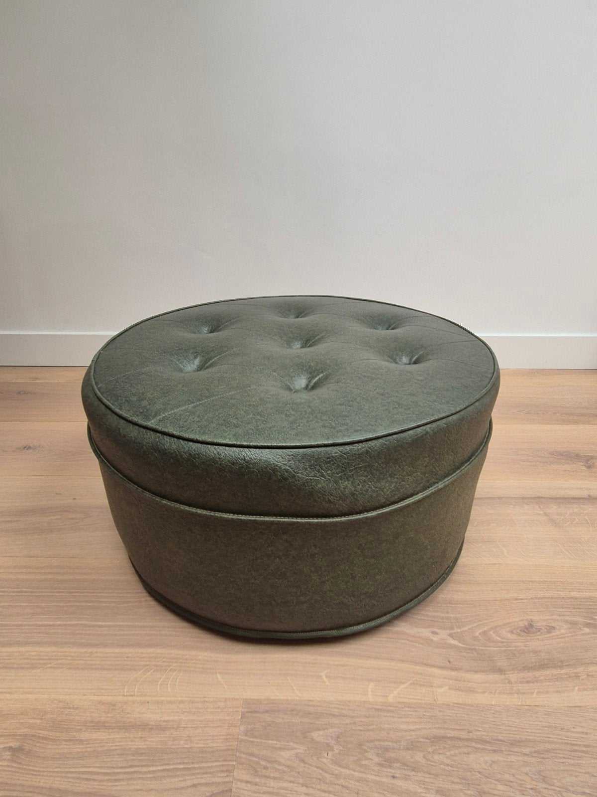 Leder look Poef groen 60 cm, Ophalen, Zo goed als nieuw, 50 tot 75 cm, 50 tot 75 cm