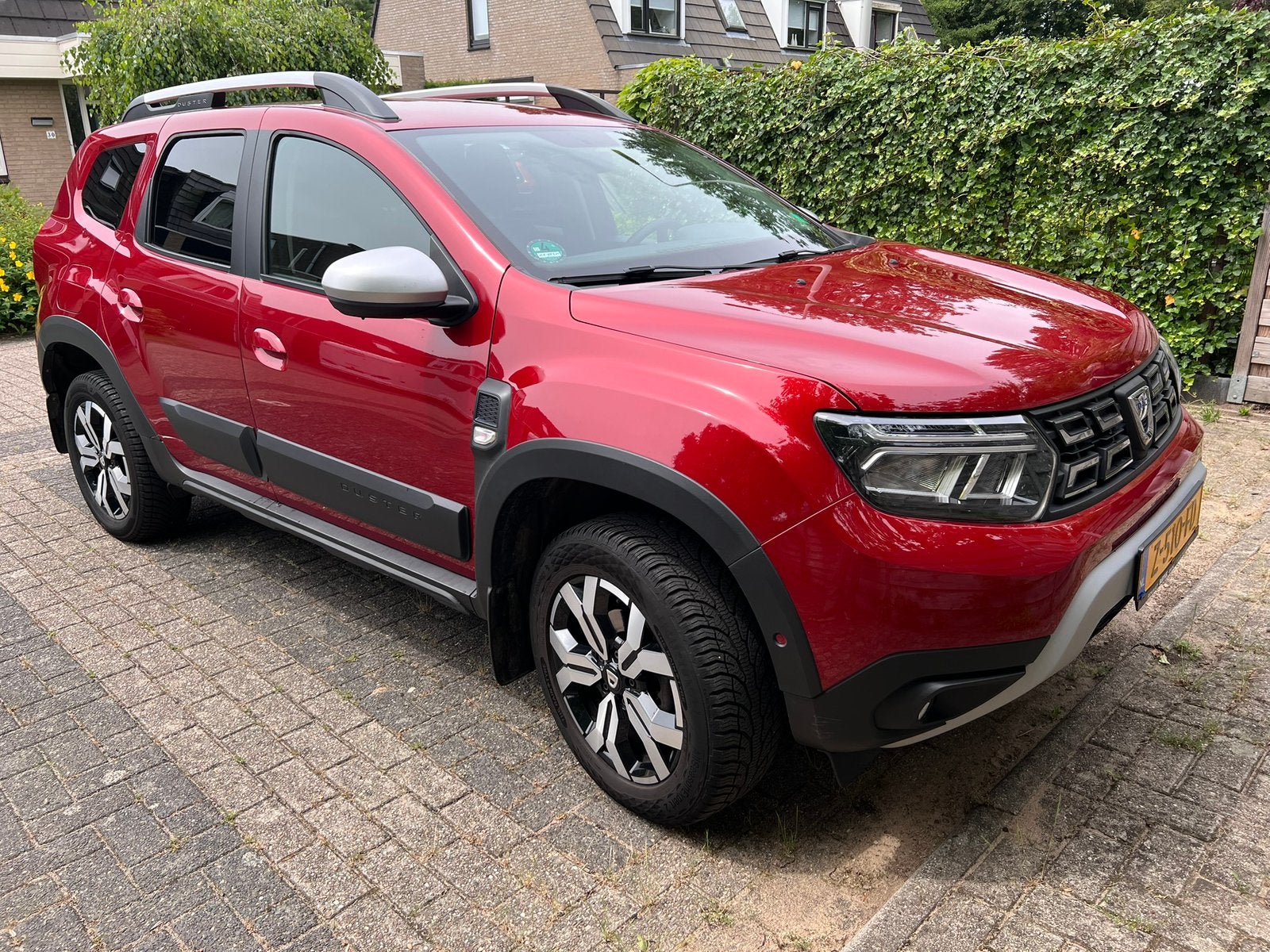 Dacia Duster 1.0 Tce 100pk Bi-fuel 4x2 2022 Rood, Auto's, Voorwielaandrijving, Zwart, Duster, 100 pk