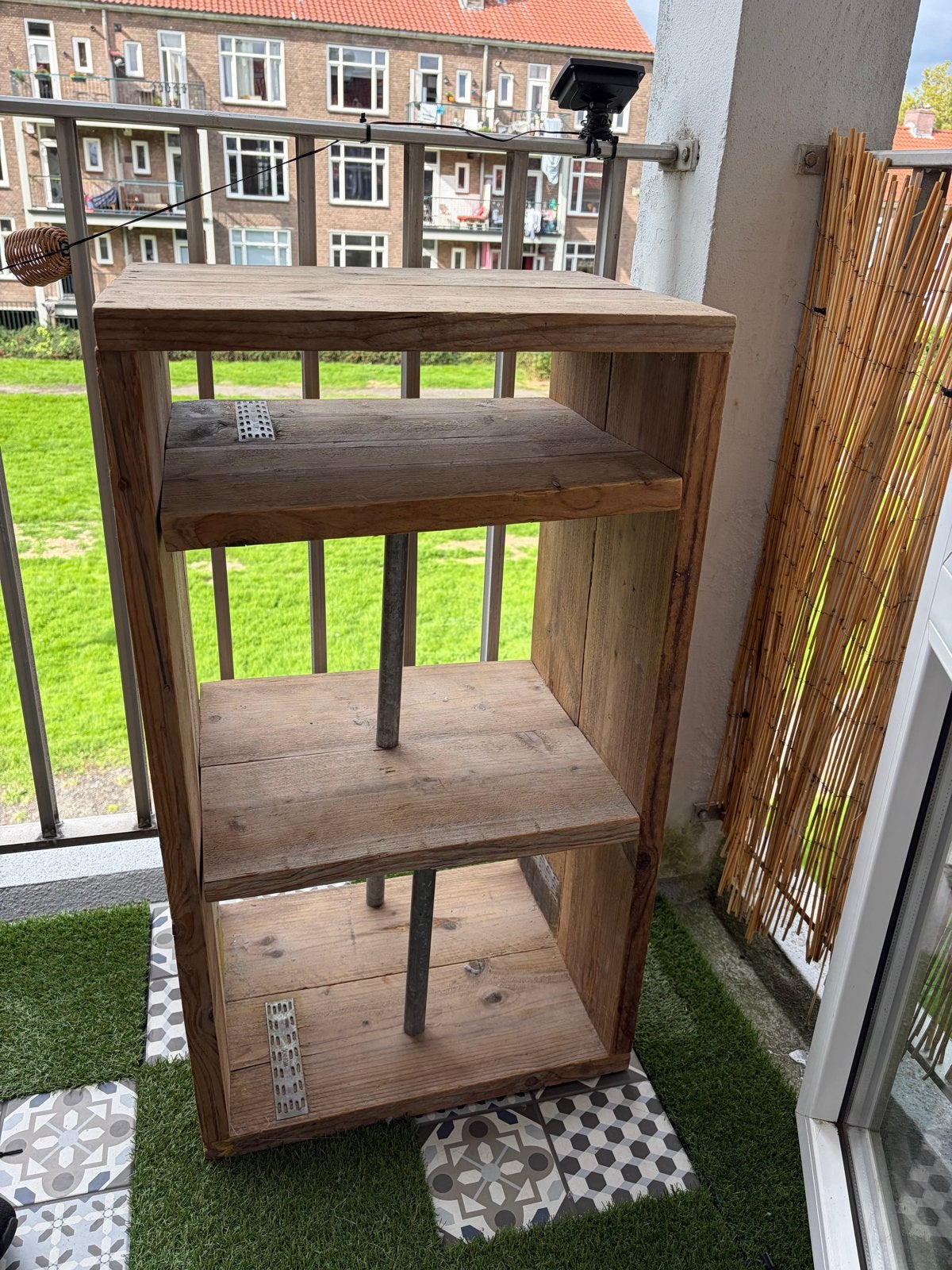 Houten kastje met planken