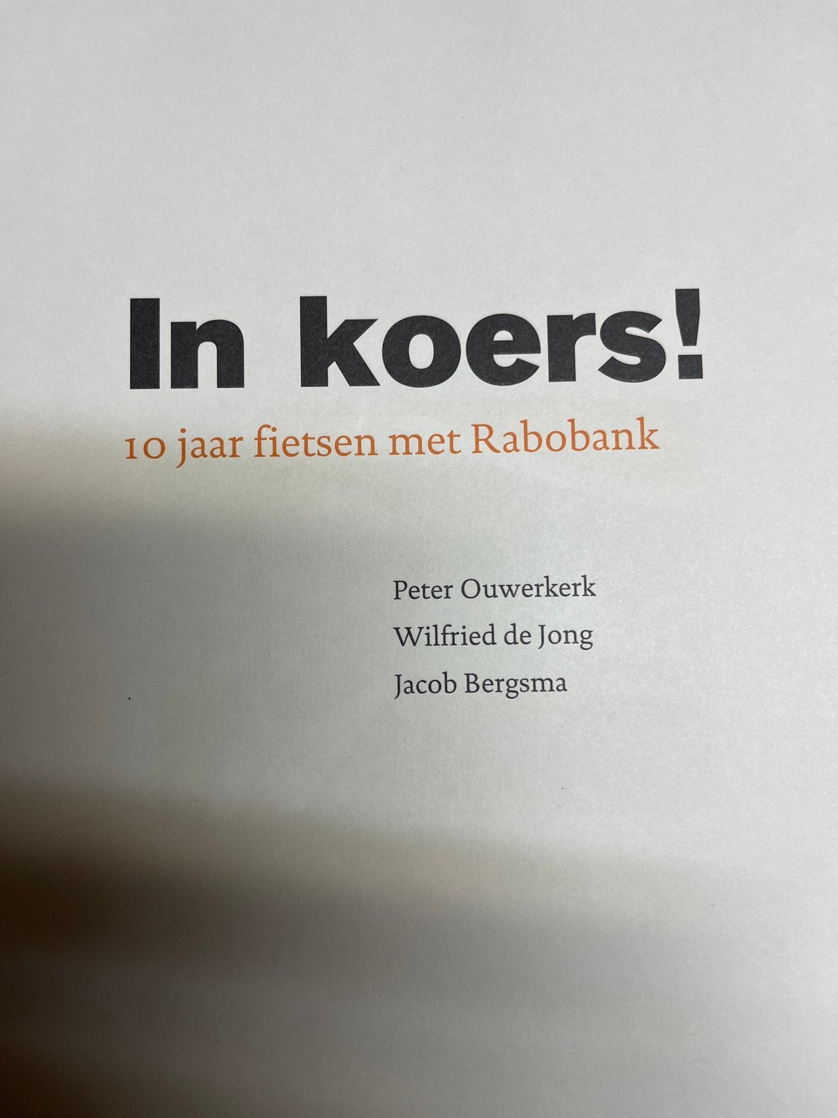 In koers! 10 jaar fietsen met Rabobank - Wielerboek, Ophalen of Verzenden, Zo goed als nieuw, Lopen en Fietsen
