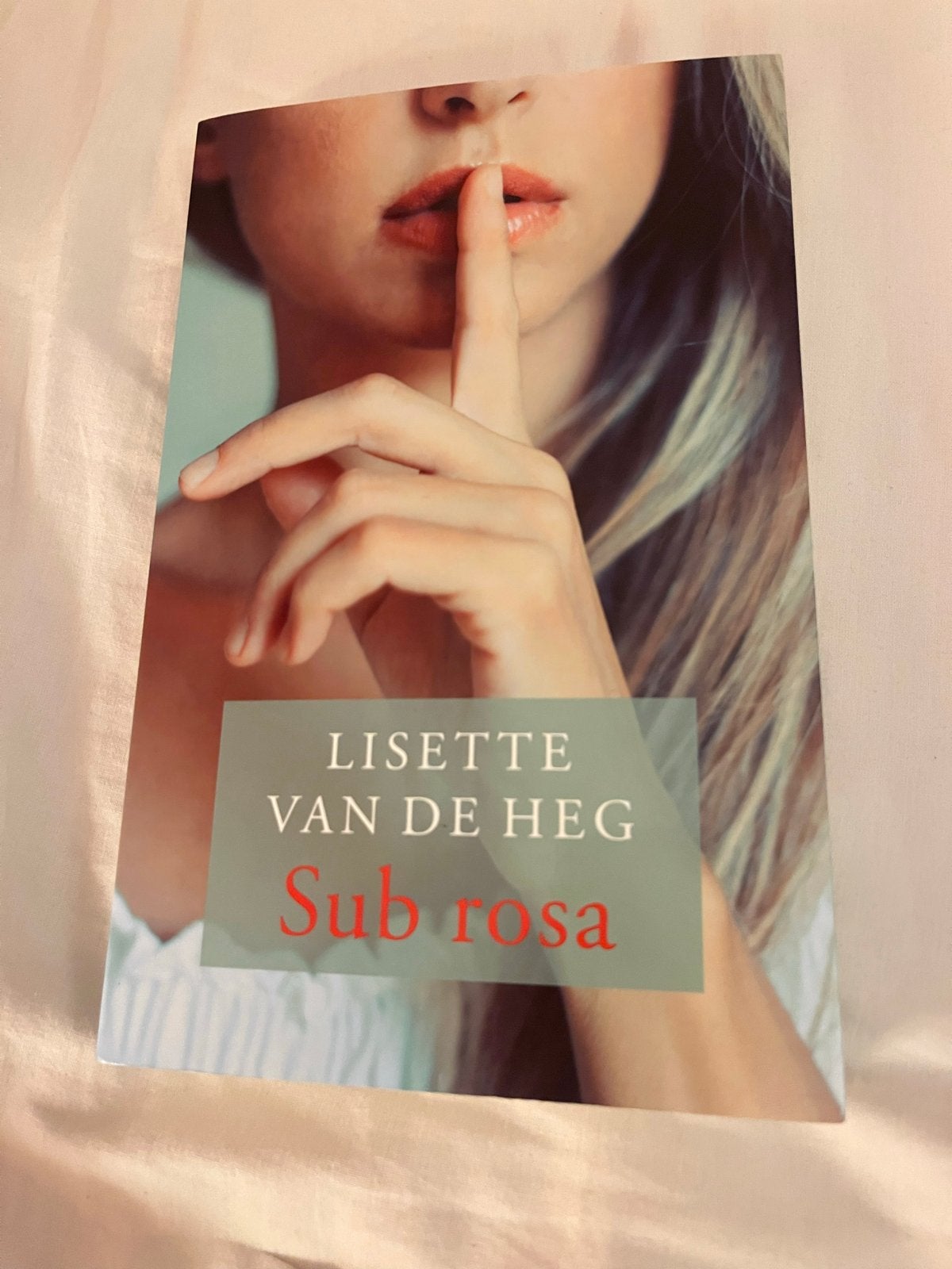 Lisette van de Heg - Sub Rosa (Boek), Ophalen of Verzenden, Zo goed als nieuw, Nederland