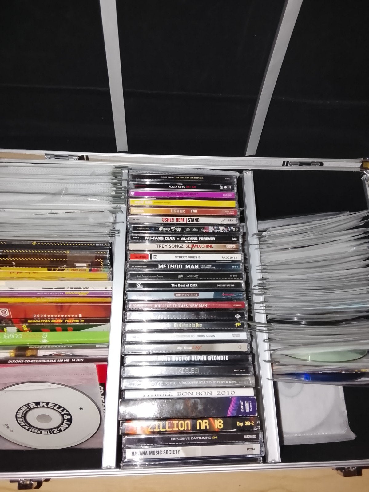 Aluminium CD/DVD opbergkoffer - Ruimte voor 150+ discs, Huis en Inrichting, Woonaccessoires | Cd- en Dvd-rekken, Ophalen, Gebruikt