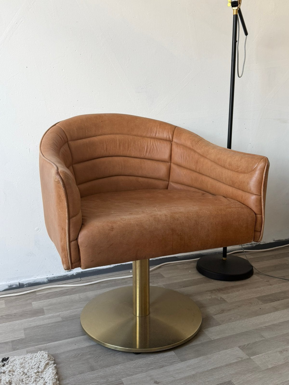 Bruine fauteuil met gouden stand, Ophalen, Zo goed als nieuw, 75 tot 100 cm, 50 tot 75 cm