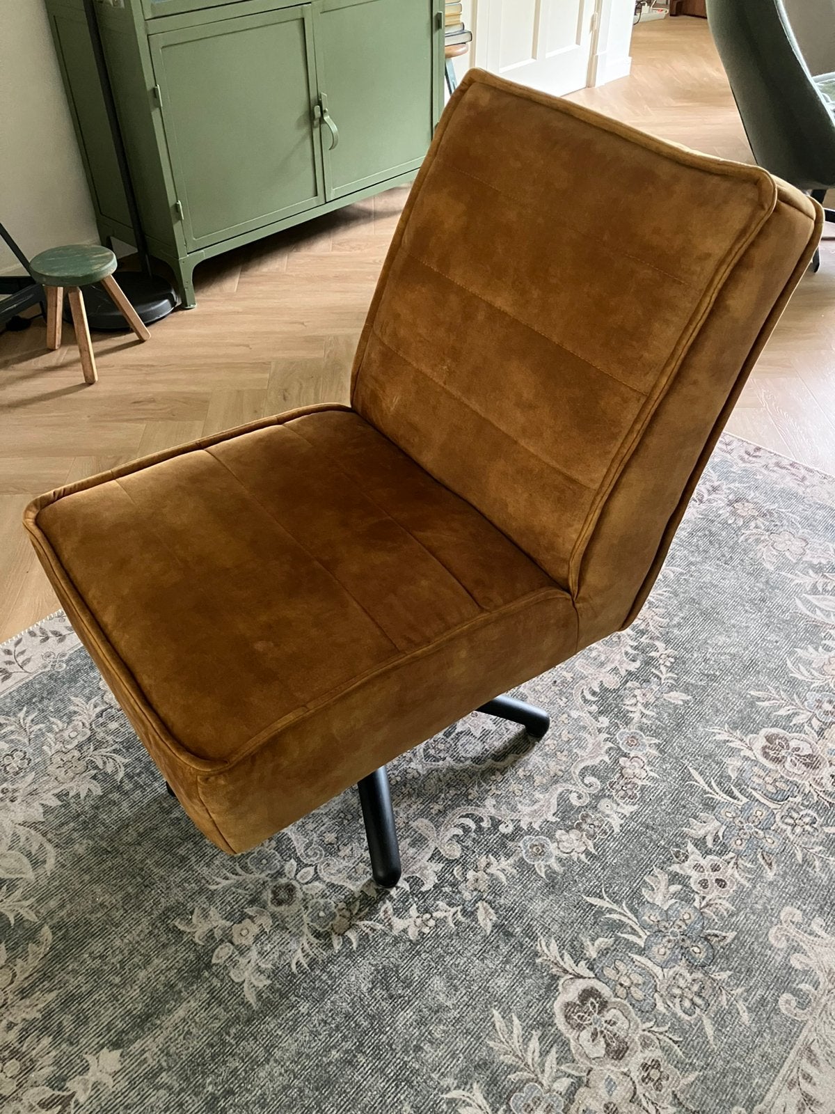 Okergele fauteuil (draabaar) met zwarte voet, Ophalen, Zo goed als nieuw, 75 tot 100 cm, 50 tot 75 cm